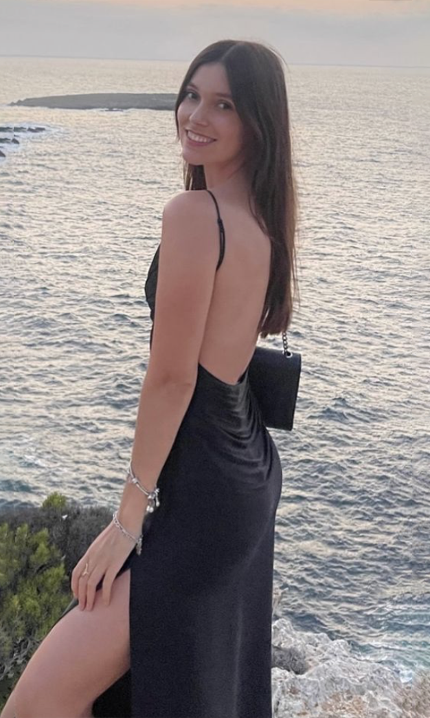 ÁNGELA ROBERTO